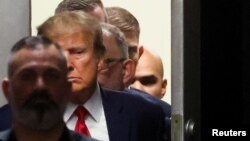 Bivši predsjednik Donald Trump dolazi na sid u Njujorku, 4. april 2023. 