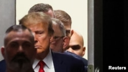Bivši američki predsednik Donald Tramp ulazi u sud na Menhetnu, Njujork 4. aprila 2023.
