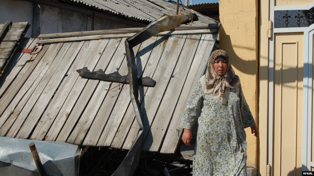 An ethnic Uzbek woman near the remains of a burned-out house in Osh (photo by Janarbek Akaev)