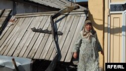 An ethnic Uzbek woman near the remains of a burned-out house in Osh (photo by Janarbek Akaev)