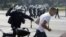 Mnogo mladih učestvovalo je u nasilnim protestima protiv Parade ponosa u Beogradu, oktobar 2010