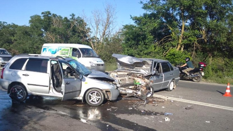 ДТП с пострадавшими в Евпатории: водитель выехал на встречную полосу (+фото)