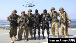 سربازان روسی با اعضای سپاه پاسداران در رزمایش مشترک در اقیانوس هند. بهمن‌ماه ۱۳۹۹