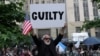 Muškarac drži plakat s natpisom "kriv" ispred krivičnog suda na Manhattanu u New Yorku, 30. maja 2024., nakon presude bivšem predsjedniku Donaldu Trumpu.