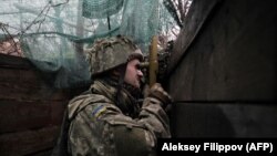 Ukrajinski vojnik koristi periskop na liniji fronta sa ruskim seperatistima u blizini grada Marinka, regija Donjeck, 20. april 2021.