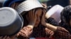 Palestinka čeka da dobije hranu iz humanitarne kuhinje u jeku krize gladi u gazi, 22. juli 2025. 