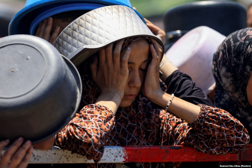 Një vajzë palestineze duke pritur për të marrë ndihma nga një kuzhinë popullore, më 22 korrik.