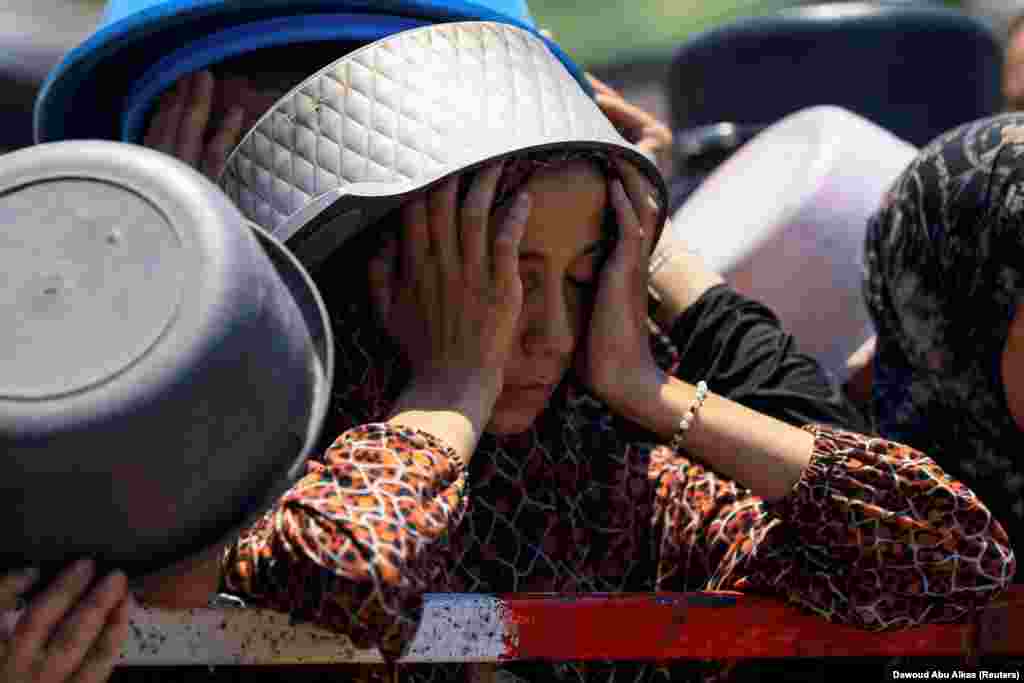 Një vajzë palestineze duke pritur për të marrë ndihma nga një kuzhinë popullore, më 22 korrik.