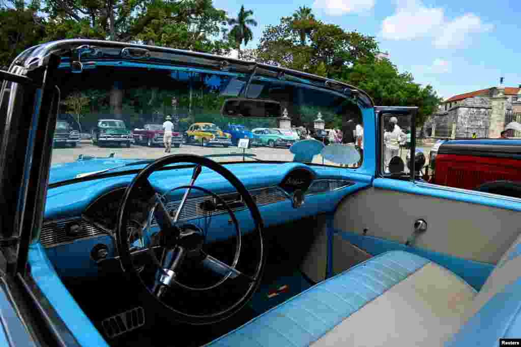 Az 1959-es forradalom és az azt követő amerikai embargó leállította az importot, így a kubaiak kénytelenek voltak improvizálni az autók karbantartását és javítását a lehető legjobban csúcsra járatni