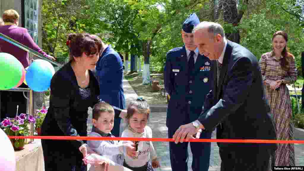 Inaugurînd grădinița renovată de la Ceadâr-Lunga...