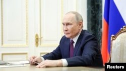 Аналітики також зазначили, що Кремль використовує свої двосторонні відносини з Україною і Сполученими Штатами, щоб підтримувати видимість зацікавленості в мирі й відтермінувати обговорення Заходом додаткової допомоги Україні