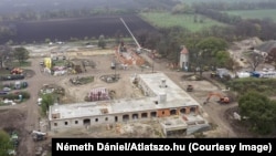 Az átlátszó 2020-as drónfotóján már látszik, hogy ledózerolták a műemlék épületeket