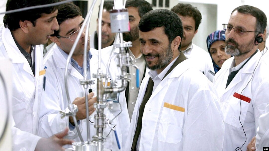 Iranian President Mahmud Ahmadinejad (center) inspects the Natanz nuclear facility in central Iran. (file photo)