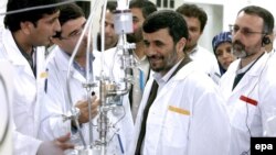 Iranian President Mahmud Ahmadinejad (center) inspects the Natanz nuclear facility in central Iran. (file photo)