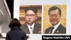 Лідер КНДР Кім Чен Ин та президент Південної Кореї Мун Чже Ін, зображення на екрані 
