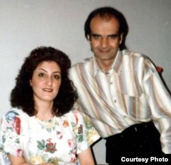 محمدجعفر پوینده در کنار همسرش سیما