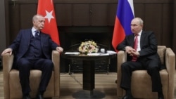 Rusiye prezidenti Vladimir Putin ve Türkiye prezidenti Recep Tayyip Erdoğan (sağdan solğa) Soçide körüşkende, Rusiye, 2021 senesi sentâbr ayı