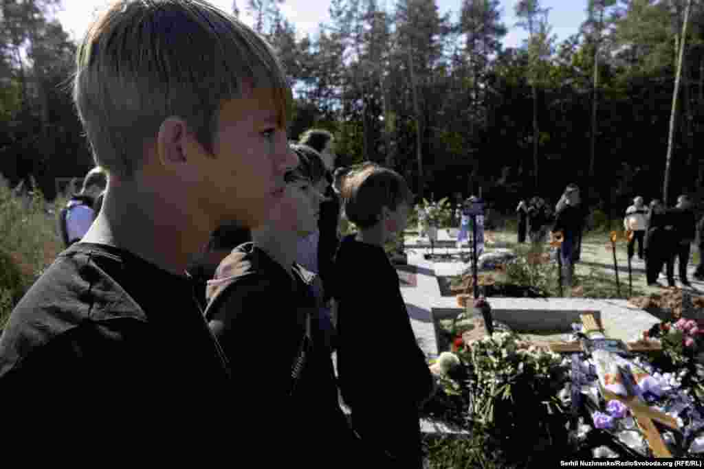 Діти ховають дітей. В останню путь Іллю прийшли провести його шкільні друзі