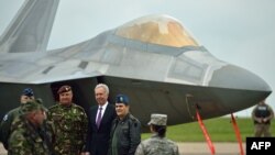 Șeful Statului Major, generalul Nicolae Ciuca (al 2-lea din stânga) și ambasadorul SUA în România Hans Klemm (în mijloc), pe fundalul unui F-22, la baza Mihail Kogalniceanu.