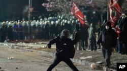 La Istanbul, dar şi la Ankara şi Izmir, au avut loc noi proteste sâmbătă seară, având loc ciocniri între manifestanţi şi forţele de ordine.