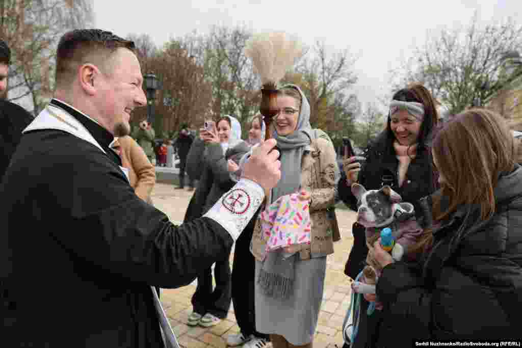 Та ще й просять покропити друзів своїх чотирилапих.Великдень. Свято-Михайлівський Золотоверхий собор. Київ, 12 квітня 2026 року