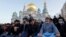 Верующие у мечети в Москве. 30 марта 2025 года 