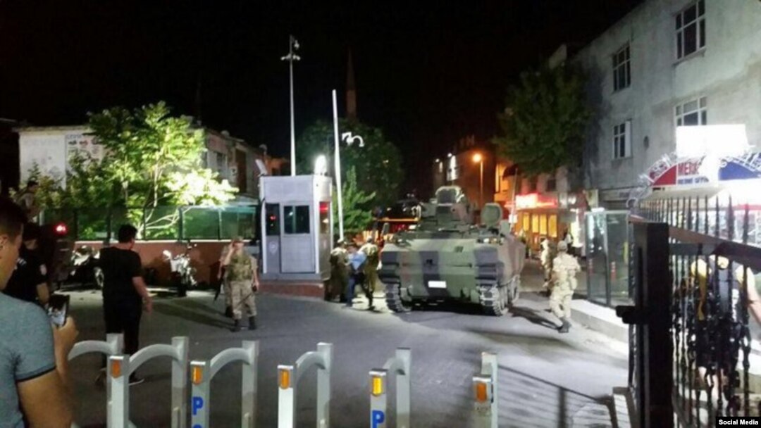 Военная техника у здания полиции в Стамбуле. 16 июля 