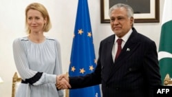 Pakistani Foreign Minister Ishaq Dar (right) shakes hand with EU foreign policy chief Kaja Kallas prior to their meeting at the Foreign Ministry in Islamabad on June 1.