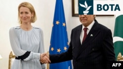 Ministri i Jashtëm pakistanez, Ishaq Dar (djathtas), takon shefen e politikës së jashtme të BE-së, Kaja Kallas, në Islamabad, më 1 qershor.