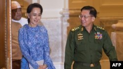 Aunq San Suu Kyi (solda) və Min Aunq Hlainq