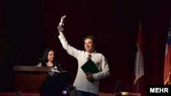 سید سوران حسینی مدال طلایش را در جشنواره بین‌المللی تئاتر خیابانی «دربندیخوان» عراق دریافت کرده بود