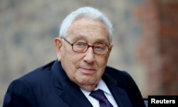 Fostul secretar de stat al SUA, Henry Kissinger, sosește la o slujbă de pomenire pentru regretatul politician social-democrat Bahr la Biserica Sf. Maria din Berlin