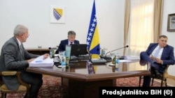Džaferović (prvi levo) odgovoru za RSE je rekao da BiH poštuje suverenitet i teritorijalni integritet Ukrajine, dok Komšić (u sredini) i Dodik (prvi desno) nisu odgovorili na upit RSE o ukrajinskoj krizi (avgust 2021.)