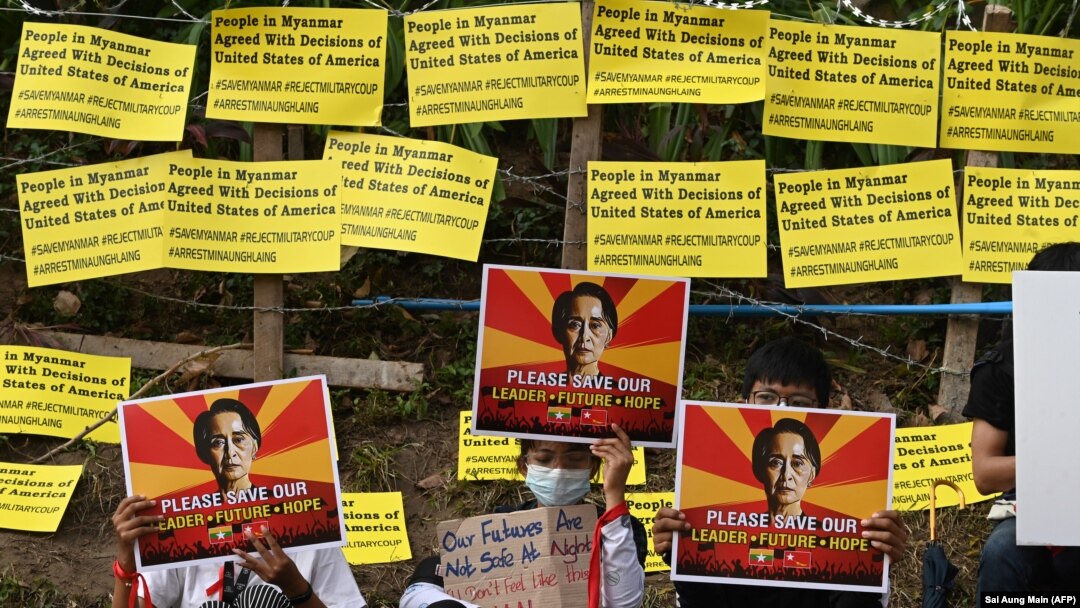 Sa protesta na kojem se zahtijeva oslobađanje pritvorene liderice zemlje Aung San Su Ći Kyi, Jangon, Mjanmar (16. februar)