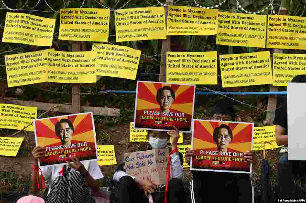 Демонстранти држат постери со слика на притворен лидер на Мјанмар Аунг Саан Су Ќи и бараат нејзино ослободување&nbsp;