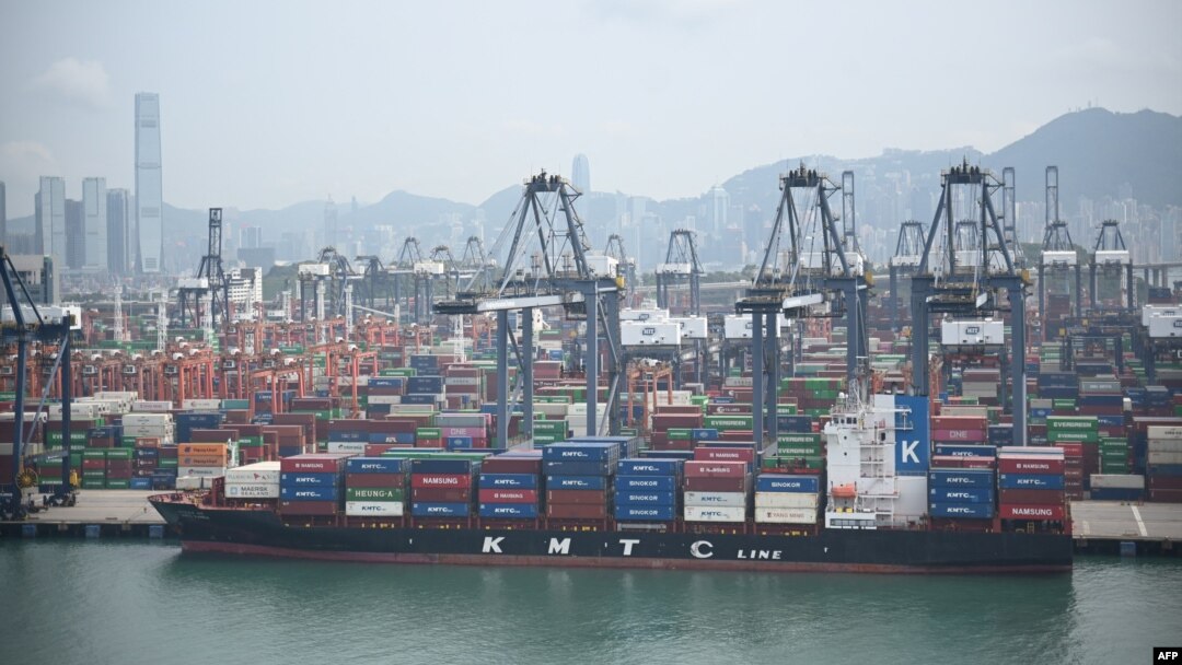 O navă de containere este andocată la terminalul de containere Kwai Chung din Hong Kong. 10 aprilie 2025.