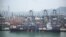 O navă de containere este andocată la terminalul de containere Kwai Chung din Hong Kong. 10 aprilie 2025.