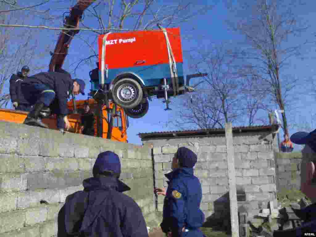 Альбанія: выратавальнікі ў часе працы