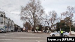 Автомобиль ДПС на площади Суворова, Севастополь