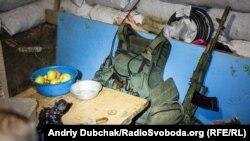 В блиндажах на позиции украинских военных