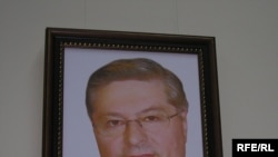 Портрет Лазаренка досі на видноті в холі облради