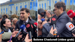 „გავიგე, გაბრძანდი! გაიწიე! მერე, მერე... ვაიმე, გული მისკდება ამას რომ მეუბნები“, - მიმართა თბილისის საკრებულოს თავმჯდომარის მოადგილემ დემონსტრანტს, ხელი ჩაავლო და მოიშორა. 