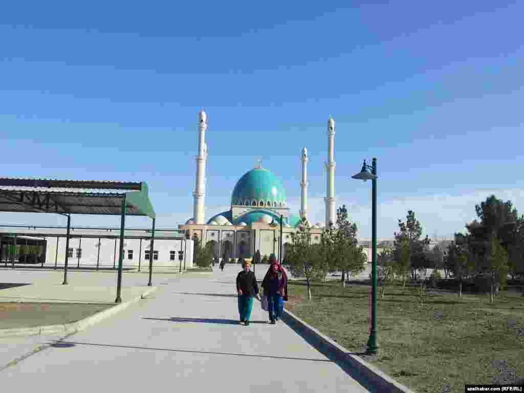 Gökdepe galasyndan gaýdyp barýan ýaşaýjylar.