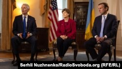 Американські сенатори Джин Шахін (посередині), Роб Портман (ліворуч) та Кріс Мерфі (праворуч) під час інтерв'ю Радіо Свобода. Київ, 2 червня 2021 року