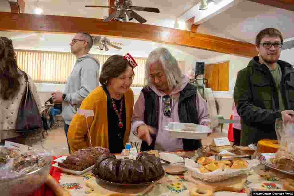 Милли ризыкларны сату көнендә чәй дә әзерләнгән, теләгән кешегә татар йортында татар ашлары белән сыйланырга мөмкинлек булган