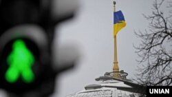 Украинский флаг над Верховной Радой Украины