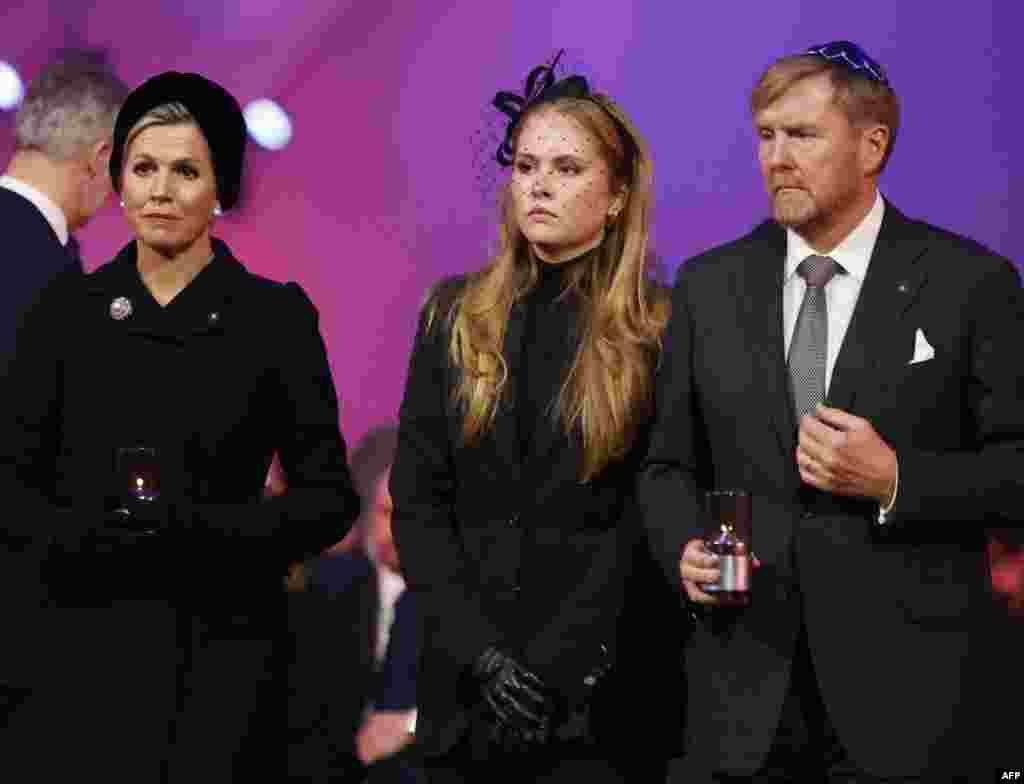 Familia regală olandeză: Regina Maxima, Prințesa Catharina-Amalia și Regele Willem-Alexander al Țărilor de Jos.