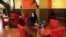 Një kliente afgane duke pritur ushqimin e saj në një restorant në Kabul. Tetor, 2016.