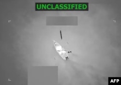 Cкриншот из видео, опубликованного министром обороны США Питом Хегсетом, на котором, по его словам, запечатлен момент удара американских военных по катеру, якобы принадлежавшему группировке "Трен де Арагуа". В результате погибли шесть человек. Карибское море, 23 октября 2025 года