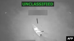 Fotografi e publikuar nga sekretari Hegseth i sulmit ndaj anijes në Karaibe. 